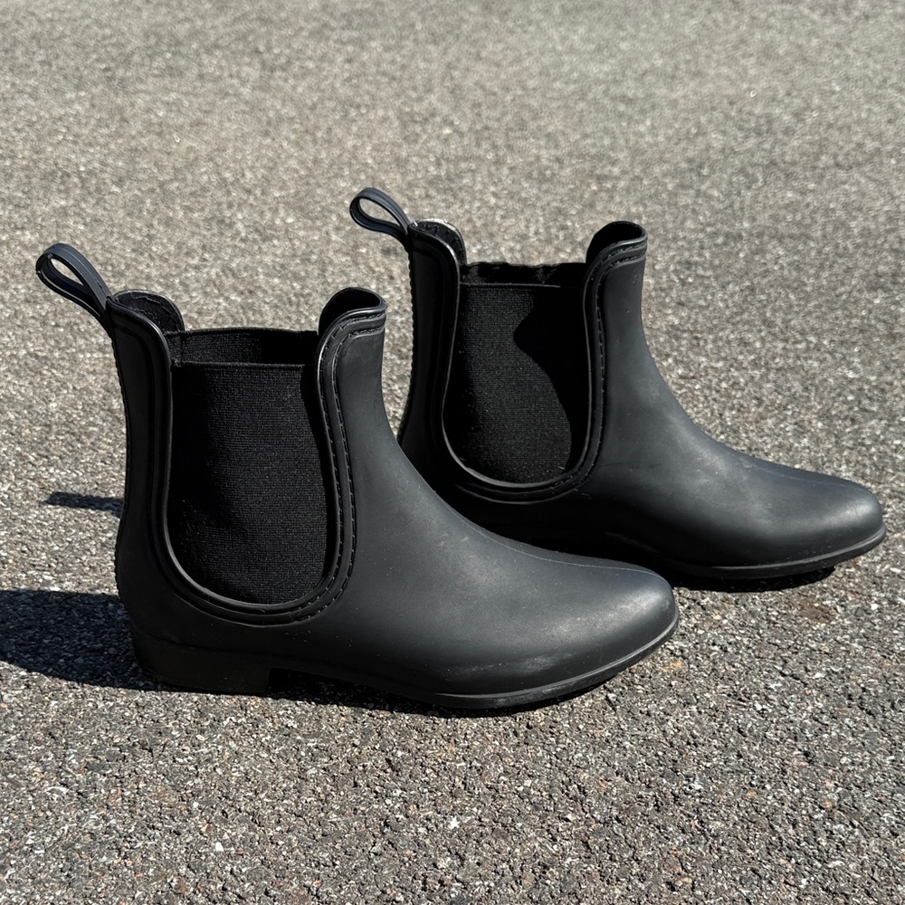 Black Chelsea Rain Boots** Bundle 5+ items and name your offer!!! 💖💞